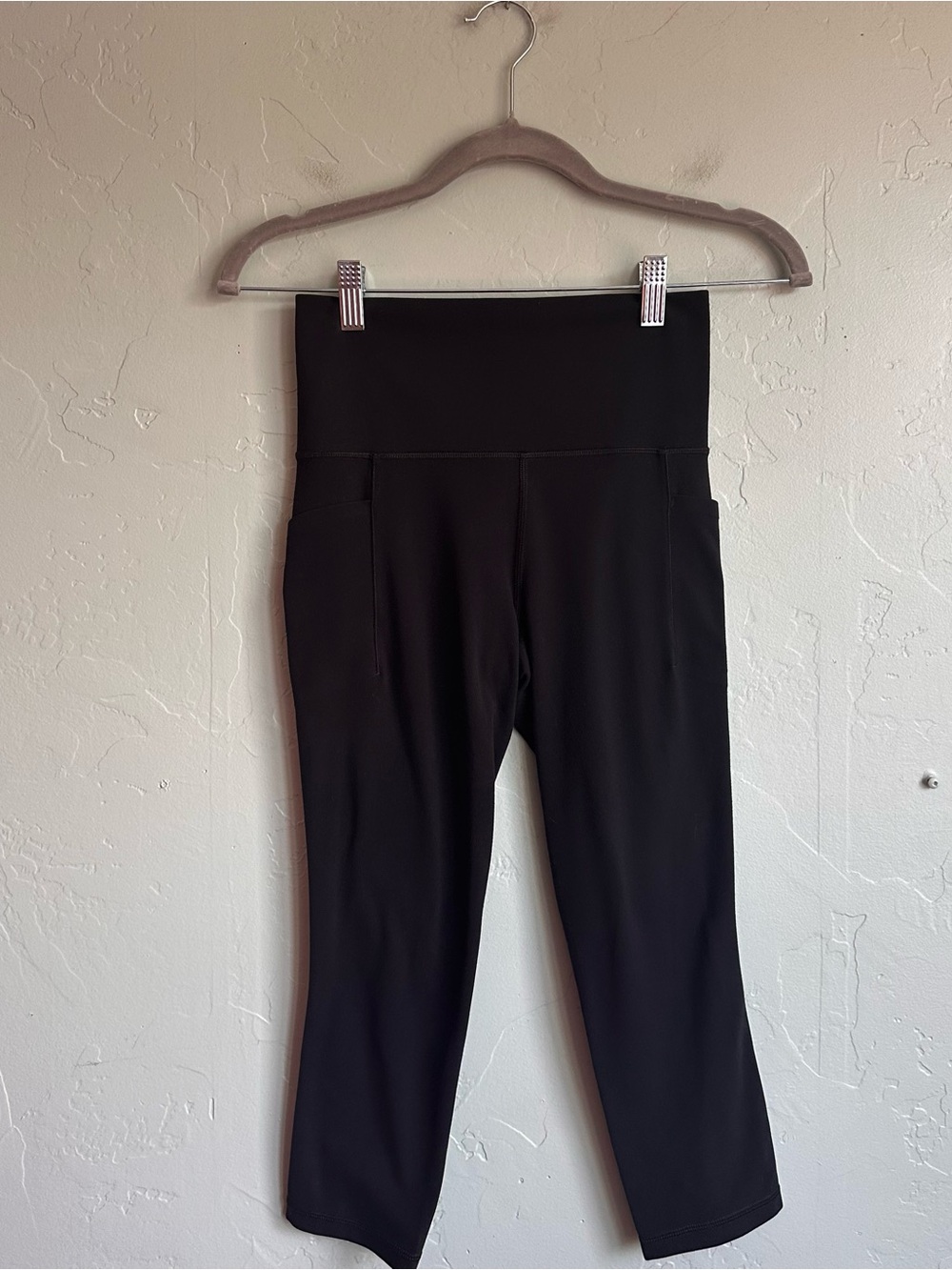 Athleta Salutation Stash Pocket Powervita Black Cropped Capri Leggings Size XS